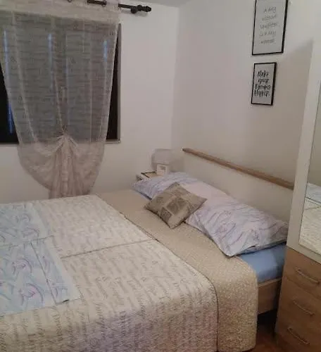 With A Parking Space Sabunike, Zadar - 13150 * נין